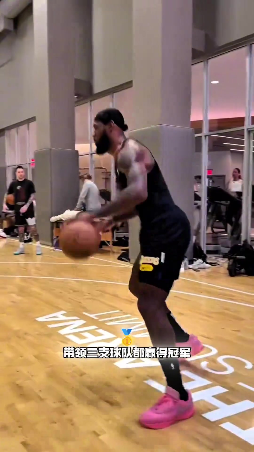 带三队夺冠杨毅詹姆斯虽没有一人一城 但他走的是自己的路